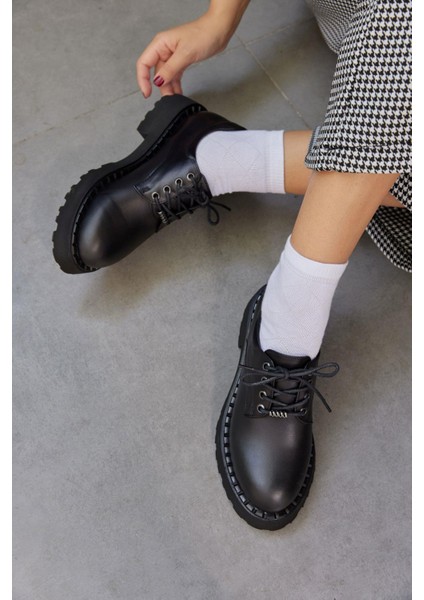 Pavia Siyah Deri Bağcıklı Kadın Loafer