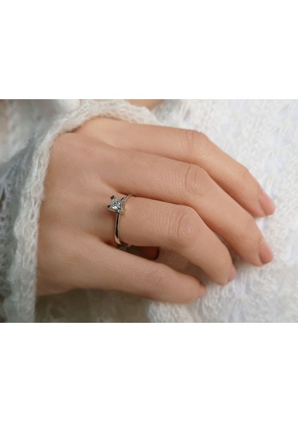 F Renk 0,26 Karat Pırlanta Kalp Tırnaklı Tektaş Yüzük 0404R0275 fırsatları