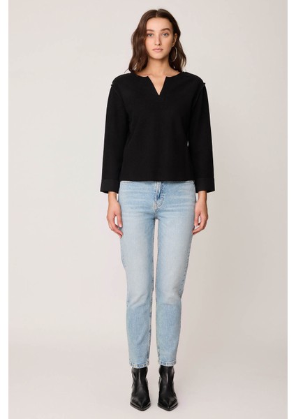 Kesik V Yaka Ters Dikiş Bluz