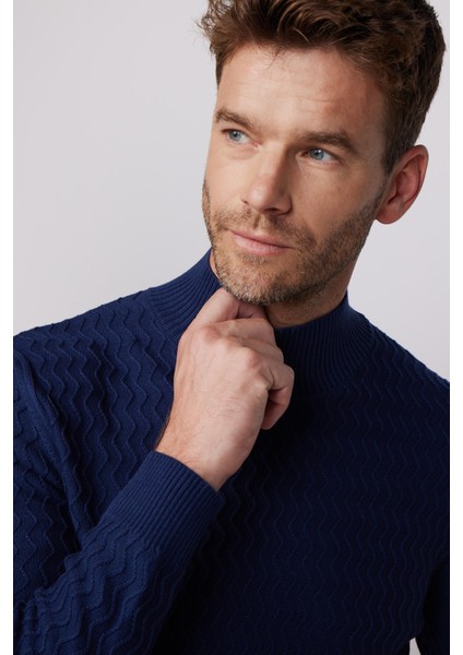 Slim Fit Dar Kesim Yarım Balıkçı Yaka Desenli Tüylenmeyen Lacivert Erkek Kazak
