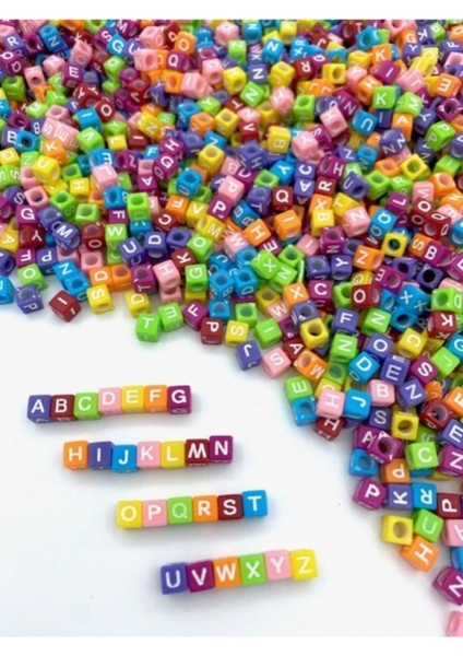 6mm Renkli Zemin Üzeri Beyaz Yazılı Küp Harf Boncuk ,6X6MM Alfabe Boncuk (100GR,~750 Adet)