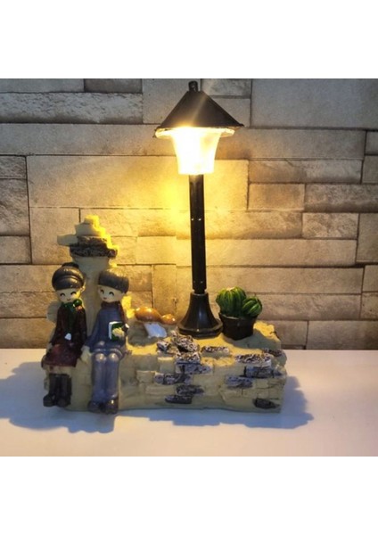 Taş Duvar Üstünde Oturan Sevgili Çift Işıklı Biblo