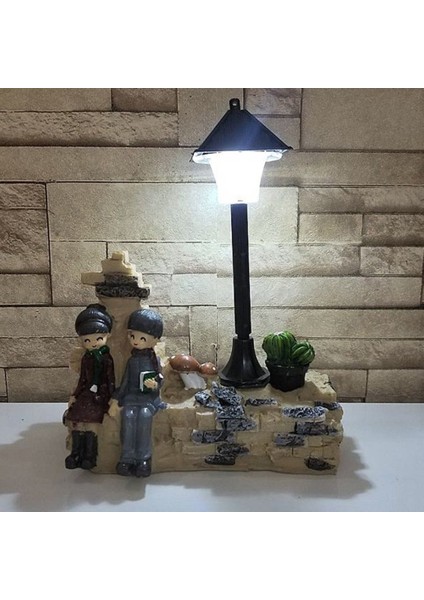 Taş Duvar Üstünde Oturan Sevgili Çift Işıklı Biblo