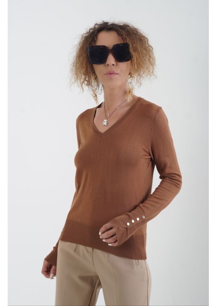 Kahverengi V Yaka Kolu Metal Düğmeli Kazak