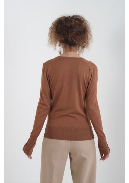 Kahverengi V Yaka Kolu Metal Düğmeli Kazak modelleri