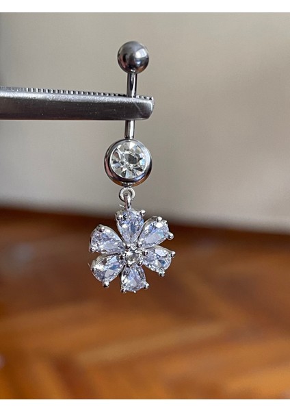 Cerrahi Çelik Piercing Ful Taşlı Çiçek Piercing Ful Taşlı Çiçek Göbek Piercingi