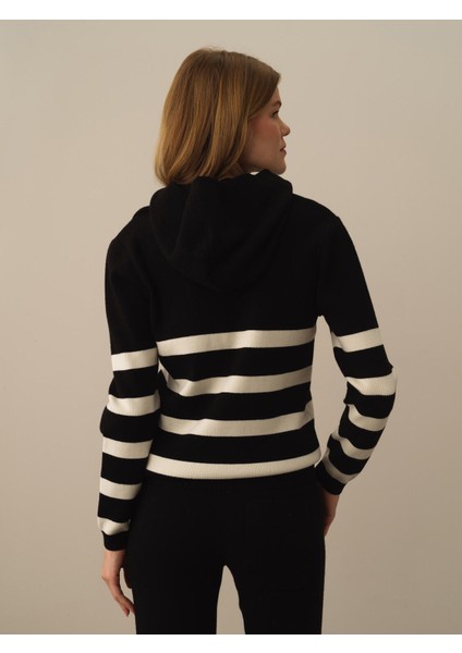 Kadın Siyah Formunu Koruyan Oversize Kazak fırsatları