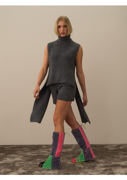 Kadın Koyu Gri Doğal Yün Dokulu Regular Fit Şort