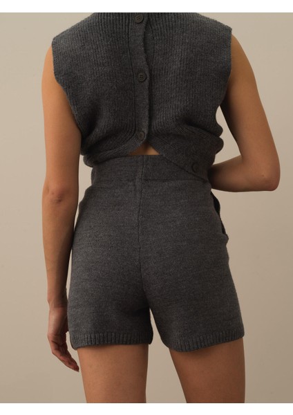 Kadın Koyu Gri Doğal Yün Dokulu Regular Fit Şort fırsatları