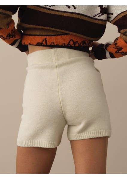 Kadın Ekru Doğal Yün Dokulu Regular Fit Şort modelleri