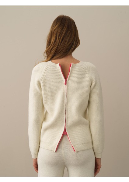 Kadın Ekru Doğal Yün Dokulu Regular Fit Kazak modelleri