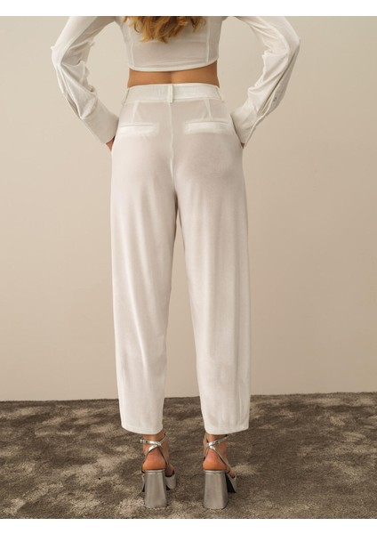 Kadın Kırık Beyaz Esnek Dokulu Oversize Pantolon fırsatları