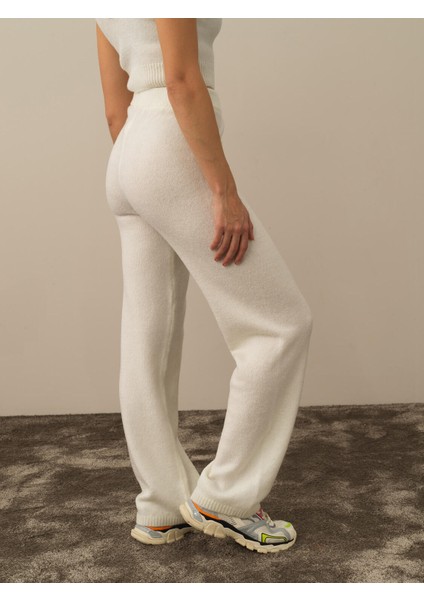 Kadın Kırık Beyaz Lüks Pamuk Dokulu Regular Fit Pantolon fırsatları
