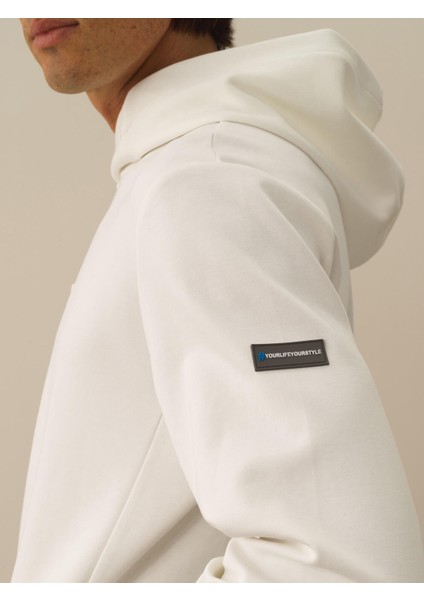 Erkek Kırık Beyaz Pamuk Dokulu Regular Fit Sweatshirt fırsatları