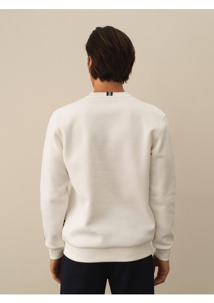 Erkek Kırık Beyaz Pamuk Dokulu Regular Fit Sweatshirt fırsatları