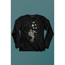 Kendim Seçtim Uzayda Jonglör Astronot Top Çeviren Hokkabaz Cosmos Uzun Kollu Tişört Baskılı T-Shirt