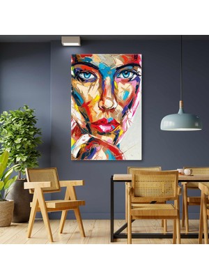Başında Turuncu Çiçekler Olan Bordo Rujlu Kadın Dikey Kanvas Tablo