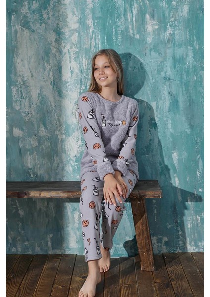 Pijama Evi Gri Milk Desenli Kız Çocuk Peluş Pijama Takımı