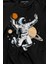 Uzayda Satürn Gezegeni Yanında Basketbol Oynayan Astronot Uzun Kollu Tişört Baskılı T-Shirt 2