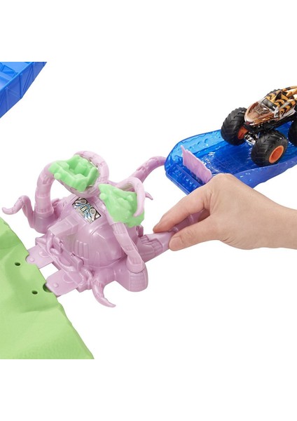 GYL14 Hw mt Volkanik Alanda Macera Oyun Seti / Monster Trucks/ Hot Wheels