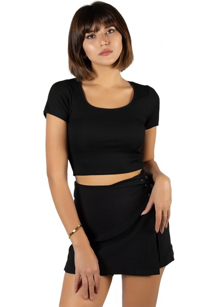 Kadın Siyah Havuz Yaka Fitted/vücuda Oturan Kısa Kol Crop Tişört 23K-TRP-CRP04