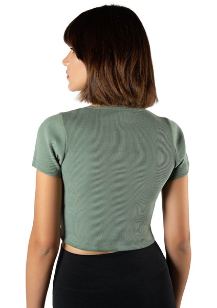 Kadın Yeşil Havuz Yaka Fitted/vücuda Oturan Kısa Kol Crop Tişört 23K-TRP-CRP04