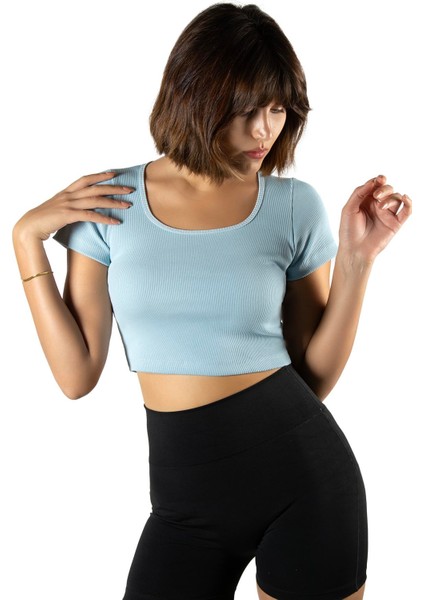 Kadın Açık Mavi Havuz Yaka Fitted/vücuda Oturan Kısa Kol Crop Tişört 23K-TRP-CRP04