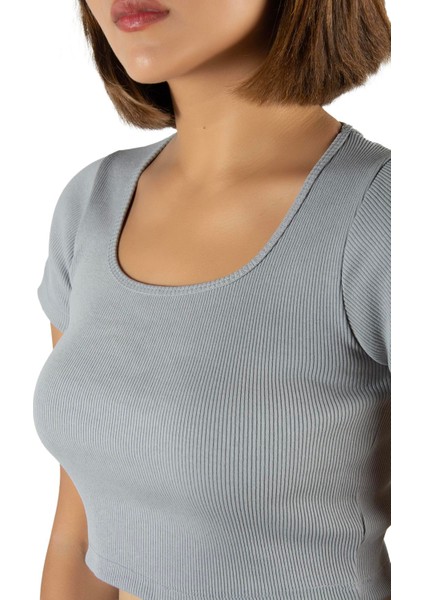 Kadın Açık Gri Havuz Yaka Fitted/vücuda Oturan Kısa Kol Crop Tişört 23K-TRP-CRP04