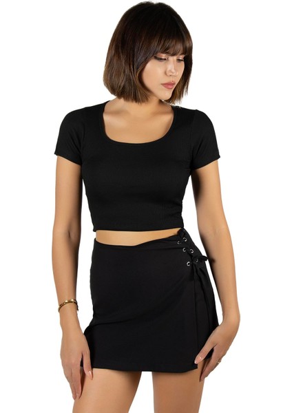 Kadın Siyah Havuz Yaka Fitted/vücuda Oturan Kısa Kol Crop Tişört 23K-TRP-CRP04
