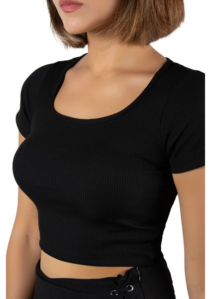Kadın Siyah Havuz Yaka Fitted/vücuda Oturan Kısa Kol Crop Tişört 23K-TRP-CRP04