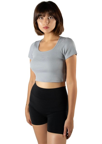 Kadın Açık Gri Havuz Yaka Fitted/vücuda Oturan Kısa Kol Crop Tişört 23K-TRP-CRP04
