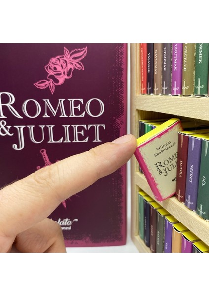 Çikolata Kütüphanesi Romeo ve Juliet Temalı Çikolata Kütüphanesi