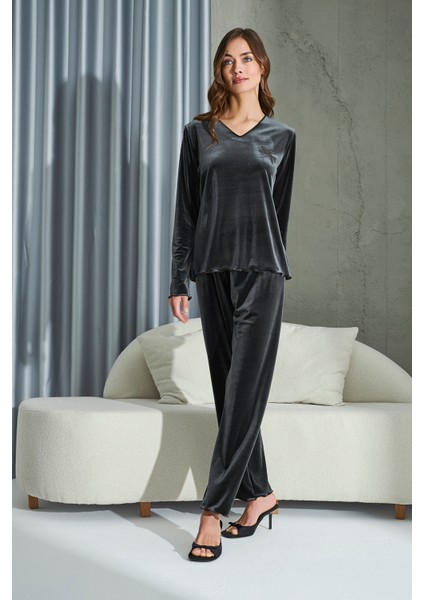 15386 Bayan Nakışlı Kadife Pijama Takım modelleri