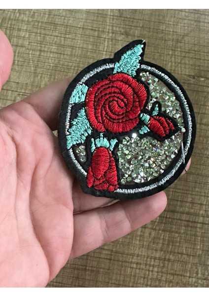 6x6 cm Ütü Ile Yapışan Yuvarlak Taş ve Nakış Işleme Güllü Arma Yama