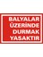 İzmir Serifgari Balyalar Üzerinde Durmak Yasaktır 2.6 mm PVC Uyarı Levhası 17,5 x 25 cm 1