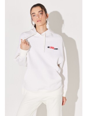 Wrangler Oversize Fit Geniş Kesim Kapüşonlu Içi Polarlı Sırt Baskılı Kırık Beyaz Sweatshirt