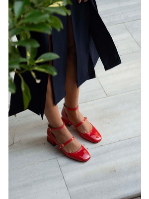 Sovrana Kısa Topuklu Küt Burun Arkası Kapalı Kemerli Ayakkabı Kırmızı Rugan