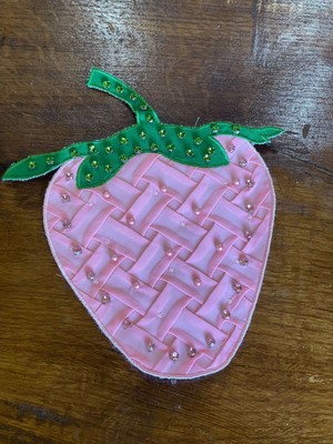 Gönülden Tasarım 27X22 cm Kabartma Taş ve Boncuk Işleme Pembe Çilek Aplike Arma Yama