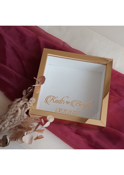 Gold Pleksi Kaplı 25X25 cm Fotoğraf Bölümsüz Isimli Ledsiz Gül Saklama Kutusu! Anı Çerçevesi! fiyatları
