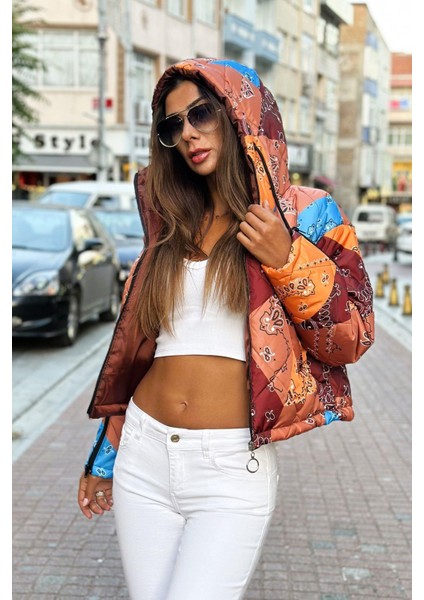 Kadın Kahverengi Desenli Kapüşonlu Kolları Fermuarlı Kısa Şişme Mont