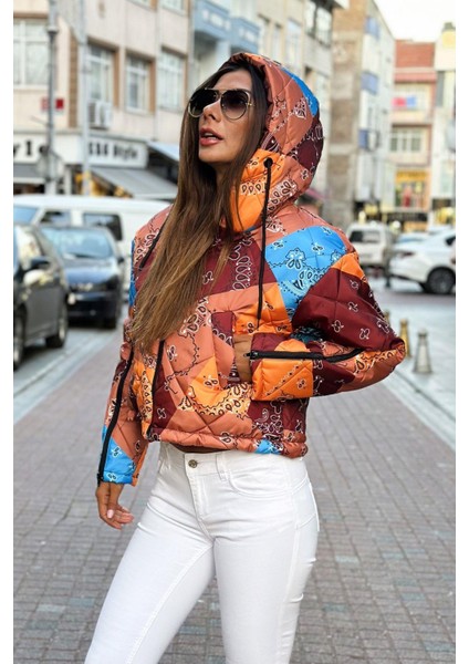 Kadın Kahverengi Desenli Kapüşonlu Kolları Fermuarlı Kısa Şişme Mont modelleri