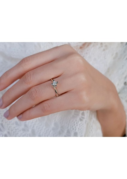 E Renk 0,30 Karat Pırlanta Tektaş Yüzük 0415R0158 fırsatları