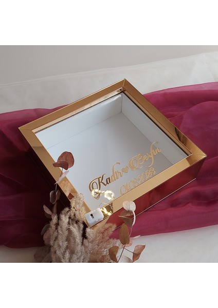 Gold Pleksi Kaplı 25X25 cm Fotoğraf Bölümsüz Isimli Ledli Gül Saklama Kutusu! Anı Çerçevesi! fiyatları