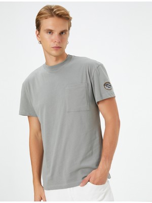 Koton Kısa Kollu Tişört Bisiklet Yaka Cepli Etiket Nakışlı Pamuklu