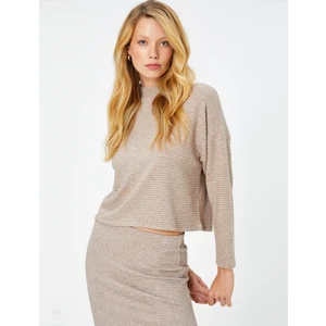 Dik Yaka Kazak Dokulu Düşük Omuzlu