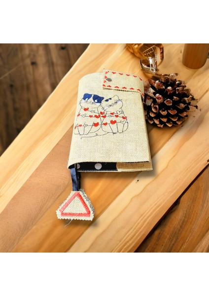 Aşık Kedi̇ler Nakiş Işlemeli̇ Ki̇tap & Defter Kilifi fırsatları
