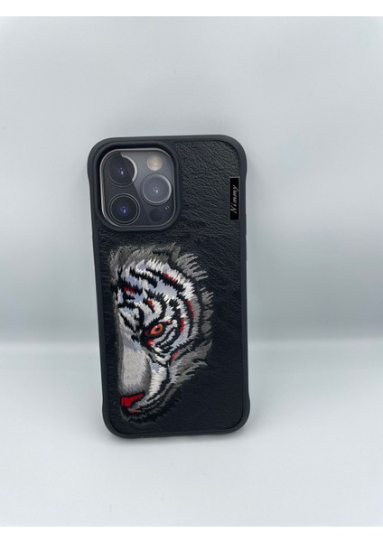 Nimmy Worf Serisi Kurt Nakış Işlemeli Detaylı Kılıf iPhone 14 Pro Max Uyumlu