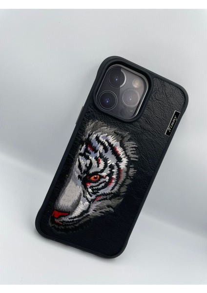 Nimmy Worf Serisi Kurt Nakış Işlemeli Detaylı Kılıf iPhone 14 Pro Max Uyumlu