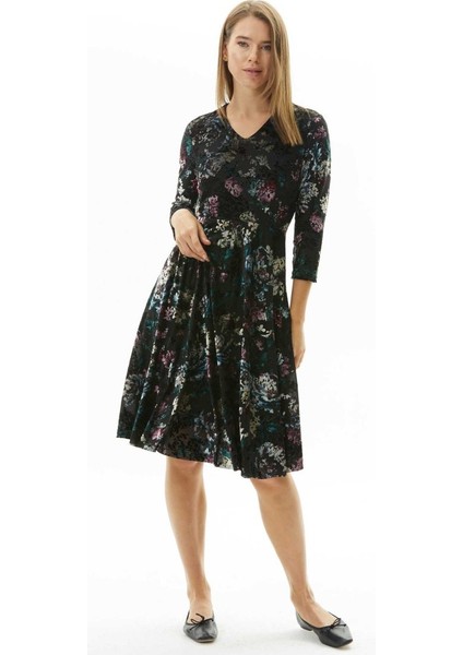 V Yaka Truvakar Kol Desenli Kadife Elbise