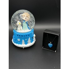 Mirabella Gift Frozen Temalı Büyük Boy Müzikli Işıklı Otomatik Kar Püskürtmeli 15 cm Kar Küresi ve Doğaltaş Kolye